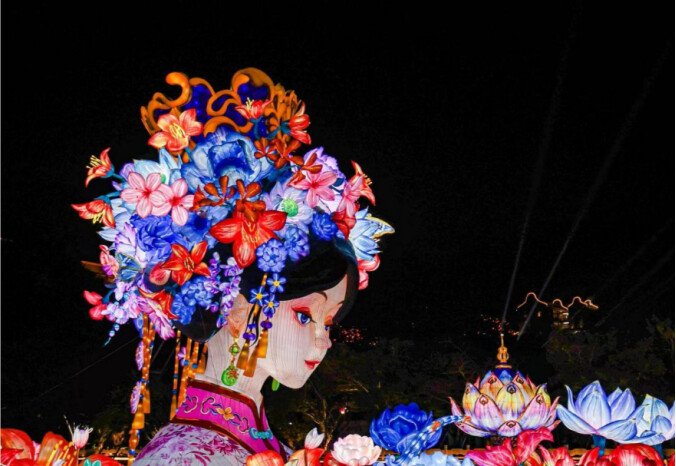 2025年粵港澳大灣區(qū)燈會上的《簪花女神》燈景。