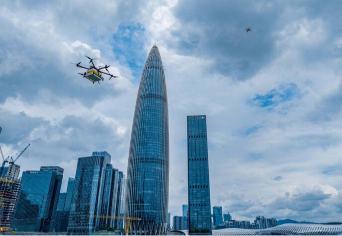 無人機在深圳的樓宇間穿梭，配送外賣。