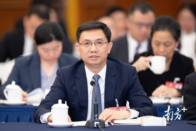 全國(guó)人大代表，揭陽市委書記、市人大常委會(huì)主任曾風(fēng)保：全力打造全球一流綠色石化產(chǎn)業(yè)基地