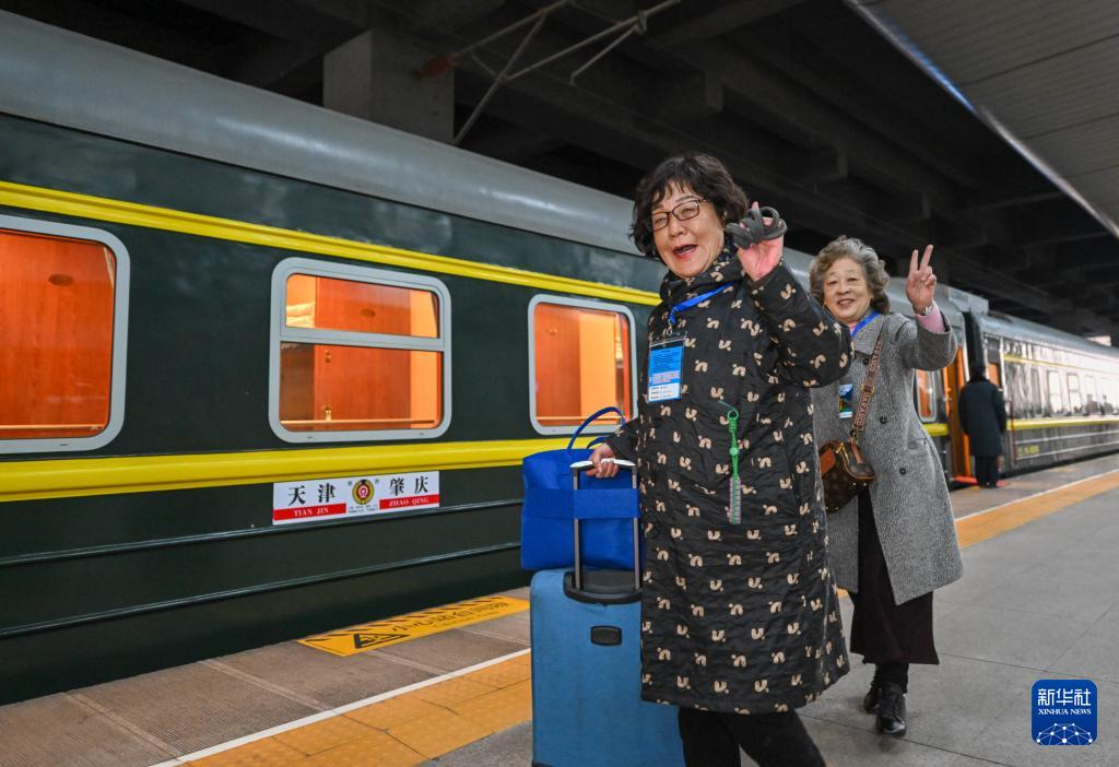 3月15日，銀發(fā)族游客在天津站準(zhǔn)備搭乘銀發(fā)旅游列車出發(fā)。新華社記者 孫凡越 攝