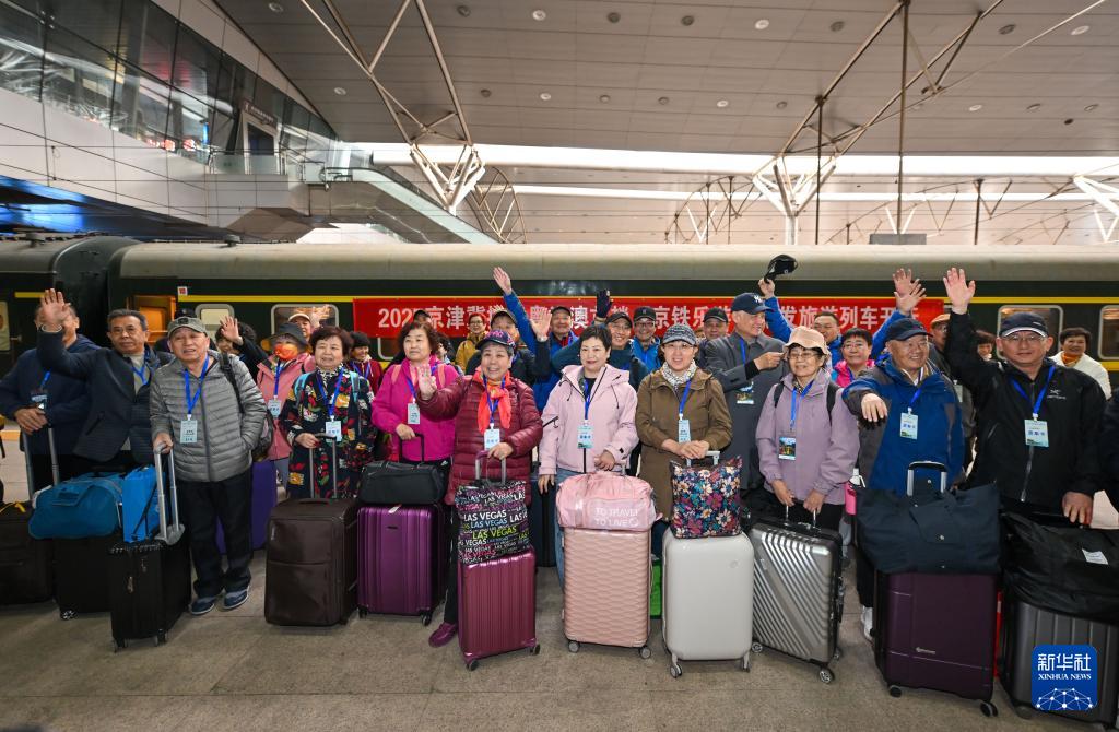 3月15日，銀發(fā)族游客在天津站準(zhǔn)備搭乘銀發(fā)旅游列車出發(fā)。新華社記者 孫凡越 攝