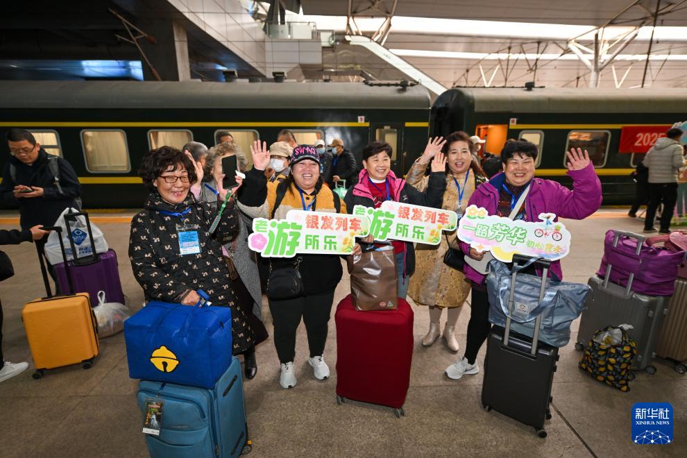  3月15日，銀發(fā)族游客在天津站準(zhǔn)備搭乘銀發(fā)旅游列車出發(fā)。新華社記者 孫凡越 攝