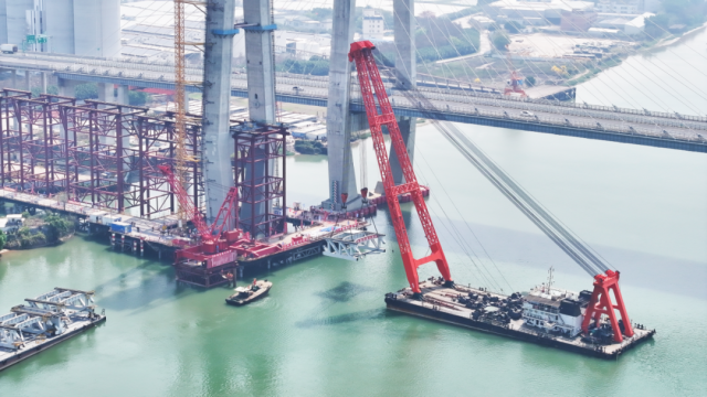 △跨磨刀門水道主橋首榀鋼桁梁成功架設，深江高鐵建設迎來新進展。