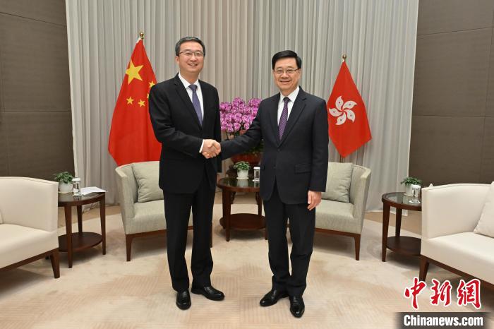 3月18日，香港特區(qū)行政長(zhǎng)官李家超(右)與東莞市委書(shū)記韋皓(左)會(huì)面。香港特區(qū)政府新聞處供圖