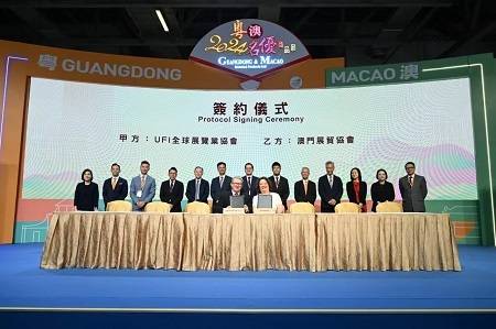 澳門展貿(mào)協(xié)會與國際展覽業(yè)協(xié)會在2024粵澳名優(yōu)商品展上簽署大灣區(qū)會展培訓合作協(xié)議。