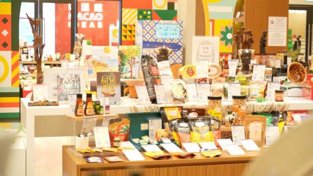 中國與葡語國家商貿(mào)服務(wù)合作綜合大樓內(nèi)設(shè)有葡語國家產(chǎn)品展示中心。