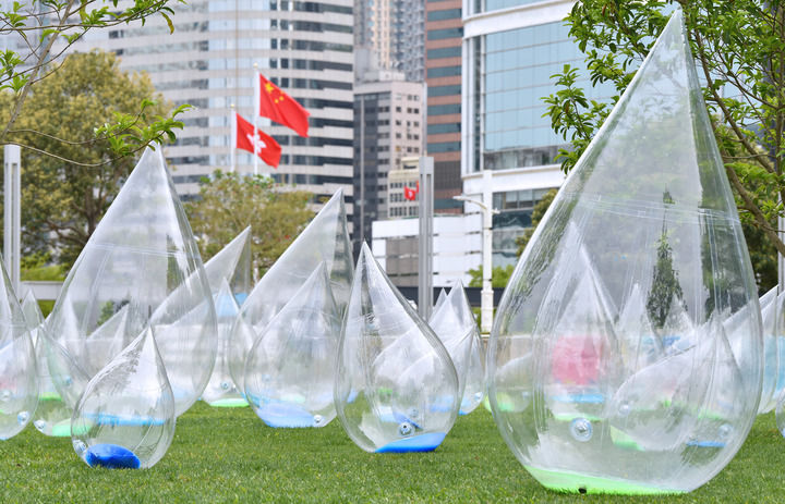 2025年4月1日，“舞動水滴展”在香港添馬公園及中西區(qū)海濱長廊（中環(huán)段）舉行。該大型藝術(shù)裝置展覽是藝術(shù)家馬興文特別為慶祝東江水供港60周年而創(chuàng)作，通過大小不同的水滴裝置表達(dá)東江水為香港注入生命力和社會共融的文化氛圍。新華社記者 陳鐸 攝