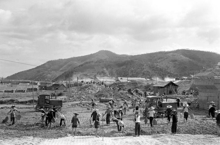 這是東深供水工程工地上的繁忙景象（資料照片）。該工程于1964年2月20日開工，1965年3月1日舉行通水典禮。新華社記者 黎楓 攝