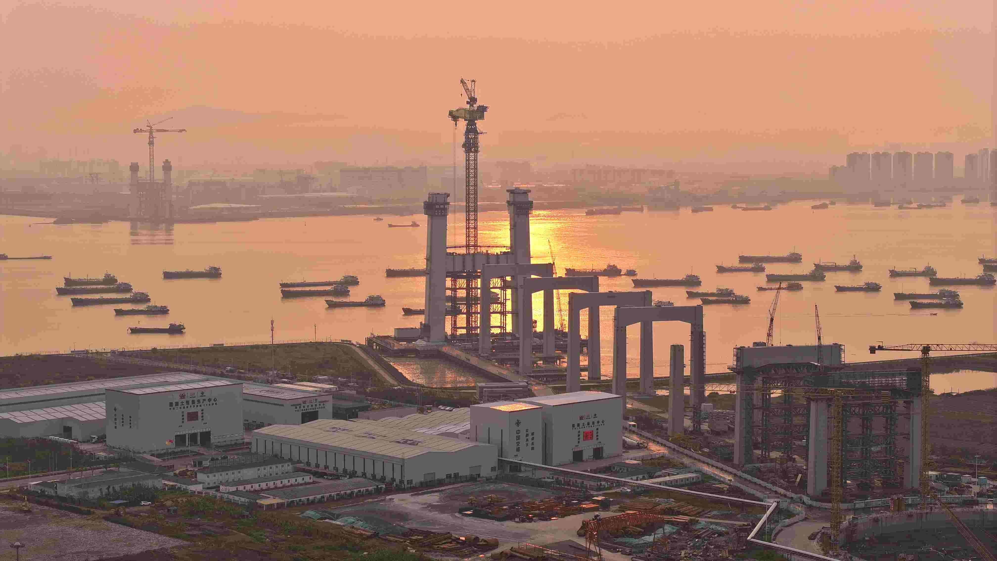 4月2日凌晨5時(shí)，獅子洋大橋索塔建設(shè)高度突破100米。攝影：張政