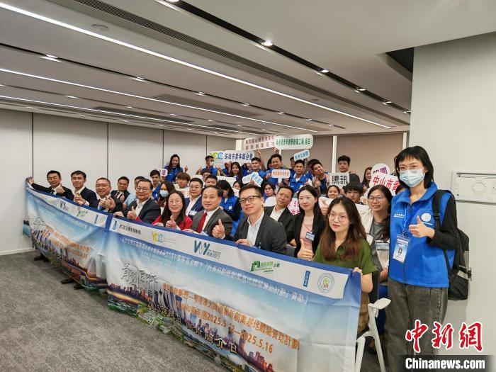 香港特區(qū)政府民政及青年事務(wù)局創(chuàng)新創(chuàng)業(yè)基地驗(yàn)資助計(jì)劃下的“香港青年成就夢(mèng)想—粵港澳大灣區(qū)創(chuàng)新創(chuàng)業(yè)基地體驗(yàn)資助計(jì)劃”15日于香港舉行啟動(dòng)禮。   4月15日，“香港青年成就夢(mèng)想—粵港澳大灣區(qū)創(chuàng)新創(chuàng)業(yè)基地體驗(yàn)資助計(jì)劃”在香港舉行啟動(dòng)禮。(主辦方供圖) 　　主辦方介紹，2019年5月，香港特區(qū)政府民政及青年事務(wù)局青年發(fā)展委員會(huì)推出“大灣區(qū)創(chuàng)客創(chuàng)業(yè)體驗(yàn)營(yíng)”資助計(jì)劃，并于2023年正式啟動(dòng)，當(dāng)時(shí)有30人參與。此次計(jì)劃吸引眾多香港青年參與，兩個(gè)團(tuán)共80位青年入選。  　　啟動(dòng)禮上，“兩岸三地青少年交流促進(jìn)會(huì)”永遠(yuǎn)榮譽(yù)主席譚耀宗與中央人民政府駐香港特別行政區(qū)聯(lián)絡(luò)辦公室(中央政府駐港聯(lián)絡(luò)辦)新界工作部處長(zhǎng)李成德共同為第一團(tuán)(廣州、佛山、中山和珠海)授旗；港區(qū)全國(guó)人大代表、“兩岸三地青少年交流促進(jìn)會(huì)”永遠(yuǎn)名譽(yù)主席林至穎與深圳市福田區(qū)青年聯(lián)合會(huì)名譽(yù)主席黃睿共同為第二團(tuán)(深圳和珠海)授旗。  　　譚耀宗致辭表示，粵港澳大灣區(qū)是國(guó)家發(fā)展戰(zhàn)略的關(guān)鍵組成部分，為香港青年搭建了廣闊的發(fā)展平臺(tái)。香港青年應(yīng)積極融入國(guó)家發(fā)展大局，充分利用粵港澳大灣區(qū)在科技智能、人工智能等領(lǐng)域的獨(dú)特優(yōu)勢(shì)，希望青年通過(guò)此次活動(dòng)，為自身未來(lái)發(fā)展積累經(jīng)驗(yàn)。  　　“兩岸三地青少年交流促進(jìn)會(huì)”常務(wù)副會(huì)長(zhǎng)兼體驗(yàn)團(tuán)團(tuán)長(zhǎng)王榮平介紹，此次體驗(yàn)團(tuán)將分兩團(tuán)出發(fā)，第一團(tuán)在4月22日至26日進(jìn)行，第二團(tuán)時(shí)間為5月12日至16日。成員會(huì)走訪廣州、深圳等城市的創(chuàng)客基地與高新技術(shù)企業(yè)，了解粵港澳大灣區(qū)發(fā)展規(guī)劃和基地運(yùn)營(yíng)情況。未來(lái)，該計(jì)劃持續(xù)擴(kuò)大規(guī)模，推動(dòng)更多香港青年投身粵港澳大灣區(qū)建設(shè)。還會(huì)聯(lián)合企業(yè)家、專家提供一對(duì)一創(chuàng)業(yè)指導(dǎo)，協(xié)助對(duì)接內(nèi)地產(chǎn)業(yè)鏈、投融資機(jī)構(gòu)與政策，降低創(chuàng)業(yè)門檻。  　　中冶集團(tuán)香港公司人力資源部經(jīng)理王立表示，期待參與活動(dòng)的香港青年們深入粵港澳大灣區(qū)內(nèi)地城市創(chuàng)新創(chuàng)業(yè)，并收獲佳績(jī)。  　　香港浸會(huì)大學(xué)創(chuàng)新、轉(zhuǎn)化及政策研究院經(jīng)理童祁表示，高等院校已成為推動(dòng)產(chǎn)業(yè)創(chuàng)新的重要主體，香港為創(chuàng)新創(chuàng)業(yè)者營(yíng)造大量發(fā)展機(jī)遇，通過(guò)制度創(chuàng)新、資源整合及國(guó)際化平臺(tái)建設(shè)，全方位賦能新興產(chǎn)業(yè)生態(tài)的培育與發(fā)展。  　　青年代表蘇智宏表示，自己曾參加過(guò)往體驗(yàn)團(tuán)活動(dòng)，收獲頗豐?；浉郯拇鬄硡^(qū)市場(chǎng)潛力巨大，需要親身探索。這次計(jì)劃為大家提供了“第一桶金”和寶貴的人脈網(wǎng)絡(luò)，讓香港青年能更自信地邁出創(chuàng)新創(chuàng)業(yè)第一步