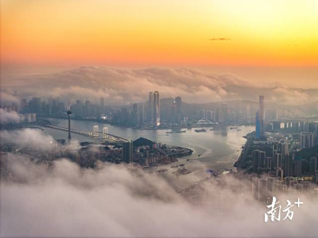 日落時(shí)分，俯瞰云海下的澳門與橫琴金融島。南方+拍客 陳爍明 攝