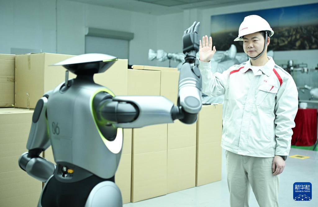 在位于廣州的廣汽研究院，技術(shù)人員演示人形機(jī)器人GoMate互動(dòng)功能（3月18日攝）。