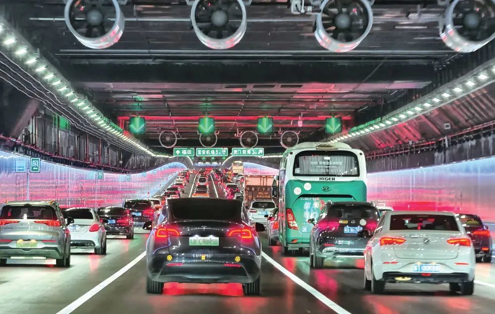 2024年6月30日，開通首日的深中通道海底沉管隧道內(nèi)車流如織（劉大偉/攝）