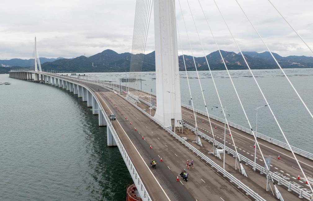  2月23日，运动员跑在深圳湾大桥上（无人机照片）。当日，2025深港马拉松赛暨第十五届全国运动会田径（马拉松）测试赛开跑。新华社记者 毛思倩 摄