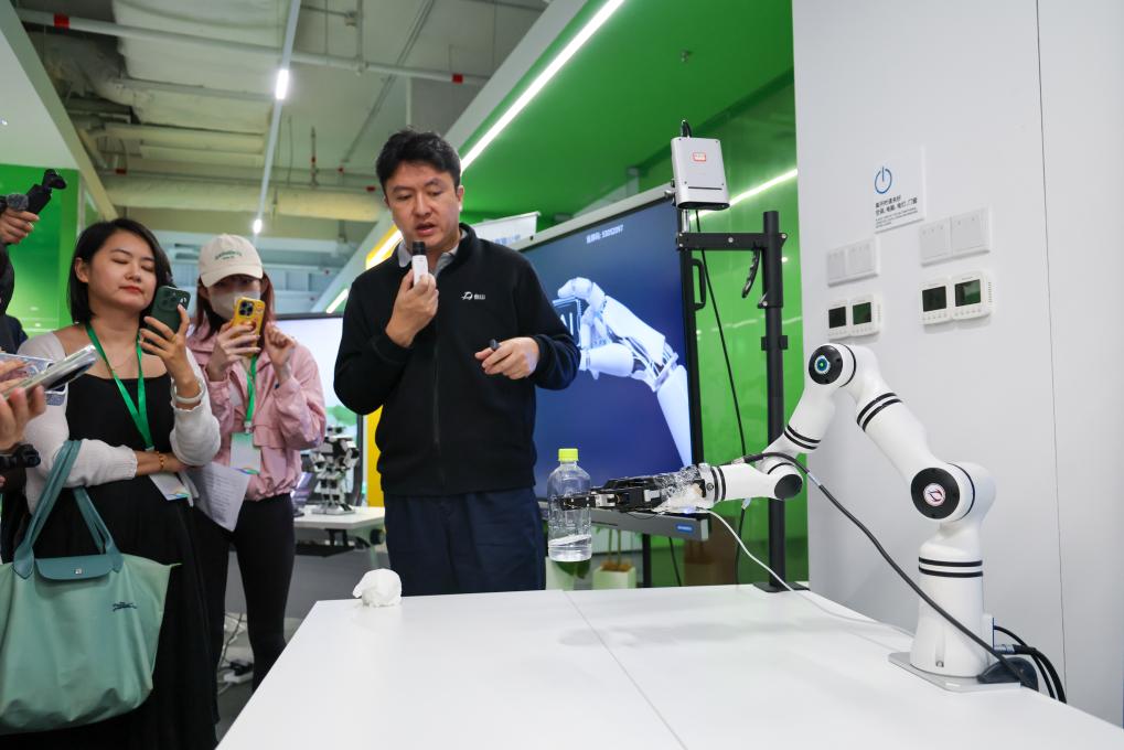  4月23日，他山科技CEO馬揚展示公司產(chǎn)品在機器人領(lǐng)域的應(yīng)用。新華社記者 梁旭 攝