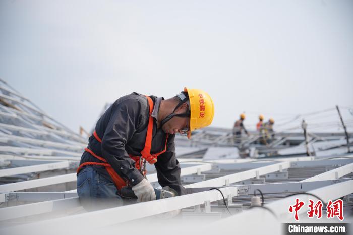 建設(shè)者們忙于幕墻工程、金屬屋面、機(jī)電安裝、精裝修施工。記者 韋杰夫 攝