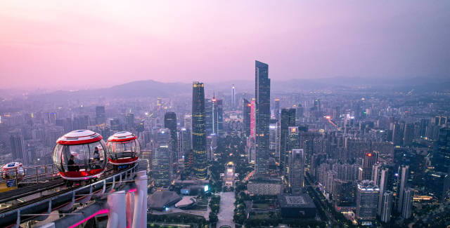 憑借區(qū)位優(yōu)勢(shì)和口岸城市地位，廣州、深圳等灣區(qū)城市通過144小時(shí)過境免簽政策吸引大量入境游客。超“A”文旅圈，是國(guó)際游客進(jìn)入中國(guó)的“第一站”，也是人們認(rèn)識(shí)灣區(qū)、理解嶺南、讀懂中國(guó)的重要媒介。