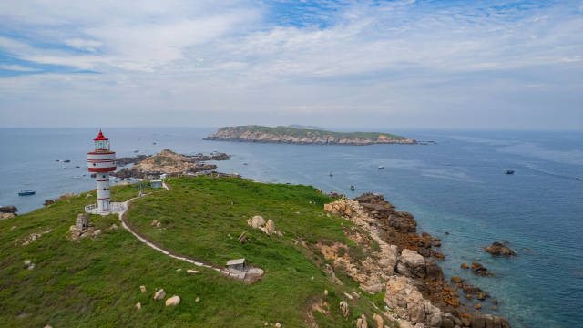 汕頭南澳縣澎湖列島國(guó)家級(jí)自然保護(hù)區(qū)，藍(lán)天碧水相映成趣。石磊 攝