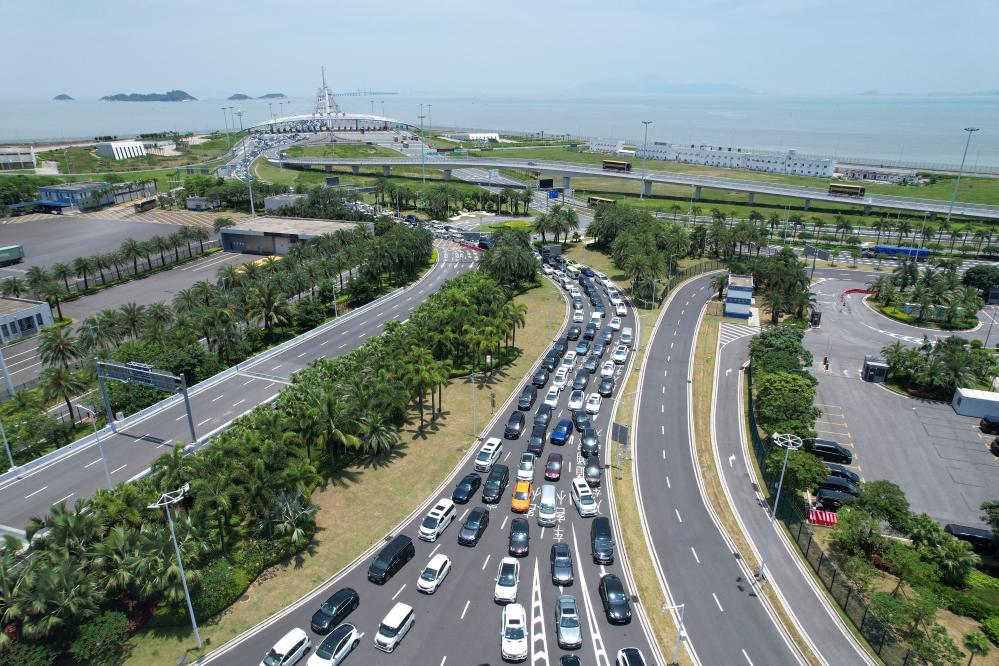2025年1月31日拍摄的港珠澳大桥桥头（无人机照片）。新华社发（黎钊德摄）