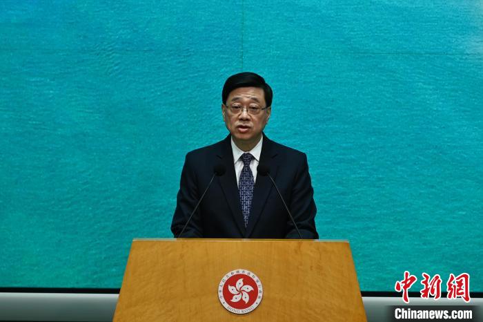 5月6日，香港特区行政长官李家超出席行政会议前会见媒体时宣布，他将于5月10日率团前往卡塔尔和科威特访问?！≈行律缂钦?李志华 摄