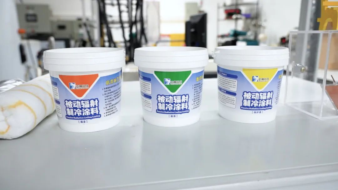 朱龙潜团队的被动辐射制冷涂料。李卓轩摄