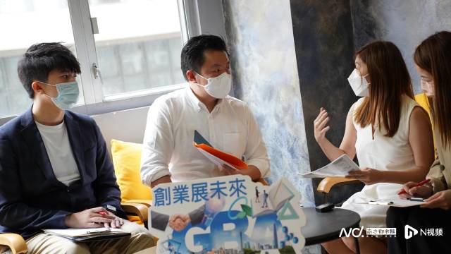 梁毓伟在2022年创业展未来活动现场与青年人交流互动。  