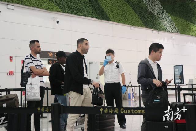今年前4月，广州白云机场海关监管进出境人员超580万人次，同比增加约25%