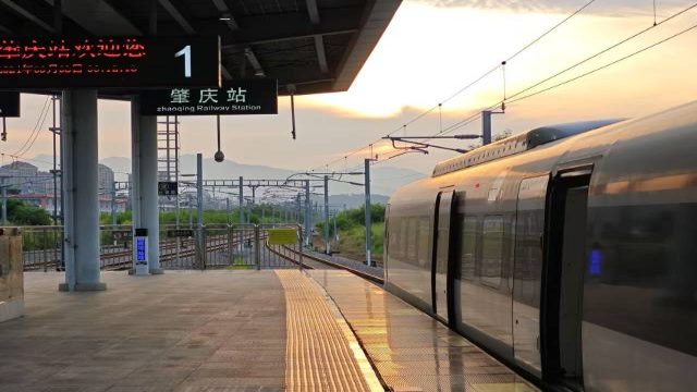 广东特快列车?？空?/></p><p indenttext=