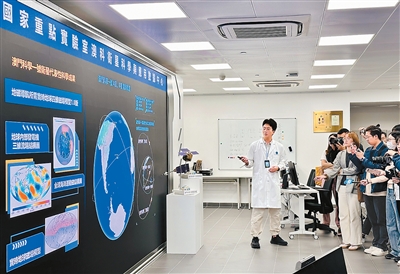 澳科卫星科学与应用数据中心技术员向采访团介绍项目进展