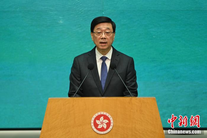 5月27日，香港特区行政长官李家超出席行政会议前会见媒体时表示，国际调解院落户为香港将带来多方面重大利益，不仅可提升香港国际地位，还能带来经济效益，并完善香港法治体系。中新社记者李志华摄