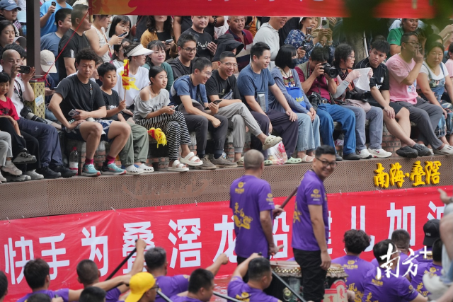 南海叠滘龙船漂移，吸引了全国关注。廖明璨摄