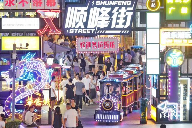文旅产业发展，为佛山消费经济带来了活力。图为顺德网红街区的热闹景象。戴嘉信 摄