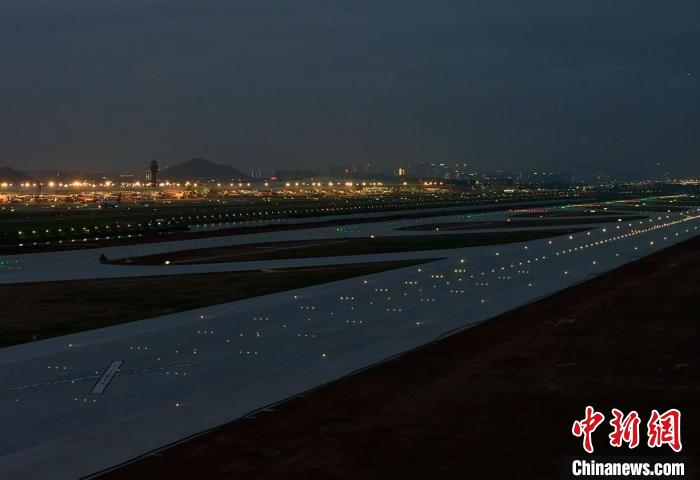 深圳机场三跑道助航灯光亮灯。深圳机场供图