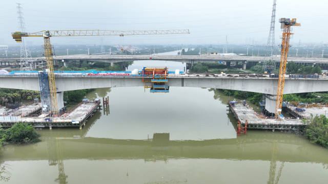 深江铁路江门段跨江门水道连续梁施工现场。