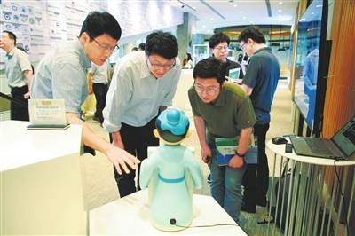 6月3日，横琴粤澳深度合作区，嘉宾参观中国·葡语系国家科技交流合作中心。
