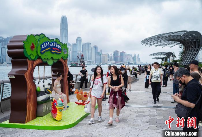 2025年6月2日，中国内地端午节假期期间，游客在香港尖沙咀星光大道一带观光游览。(资料图) 中新社记者 侯宇 摄