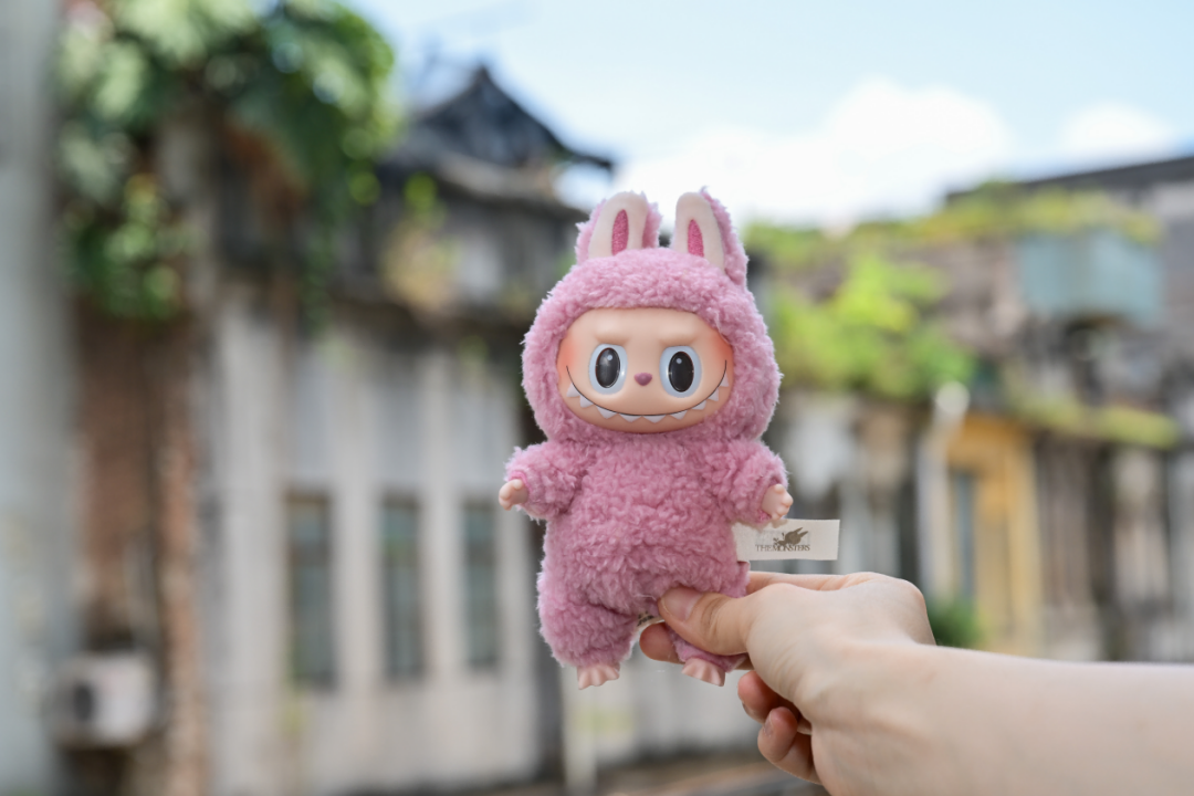 网友携LABUBU打卡东莞石龙骑楼。