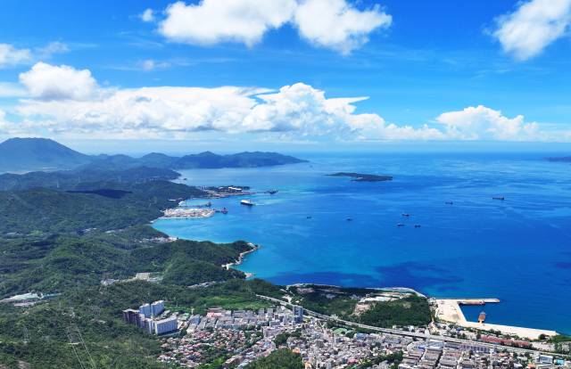 2025年6月10日，深圳，国家管网集团深圳大鹏液化天然气应急调峰站接收站一期工程项目。来源：新华社