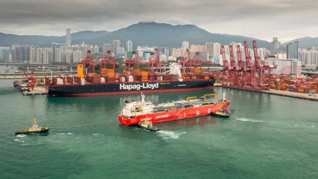 货柜船Hanoi Express号于香港葵青货柜码头装卸货物