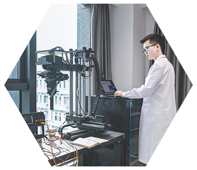  香港城市大学物质科学研究院（福田）的工程师在对所研制部件进行精密测量。受访者提供