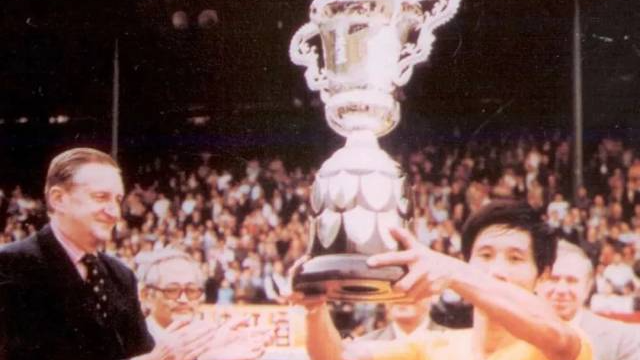 1979年，广东队队长何佳在香港捧起首届省港杯冠军奖杯。图源网络