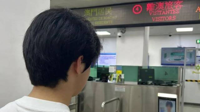 离澳旅客使用“无感通行”功能入闸。