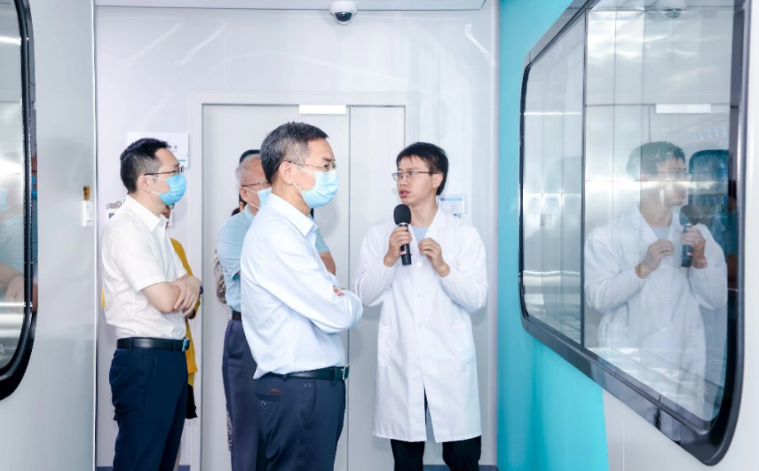 嘉宾参观完美生命健康科技研究院。
