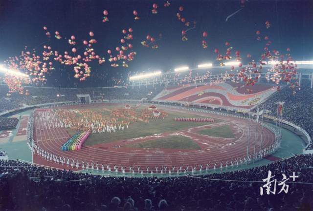 1987年11月，第六届全国运动会开幕式在广州天河体育场举行。资料图片