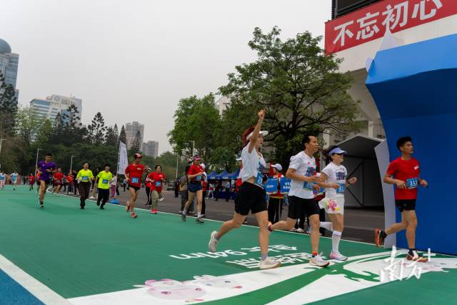 天体外围，“跑友”打卡全运会主赛场同款跑道。