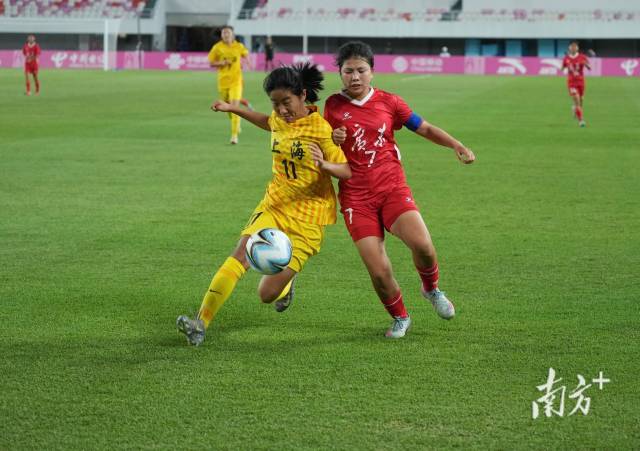 U16女足决赛，双方激烈拼抢。