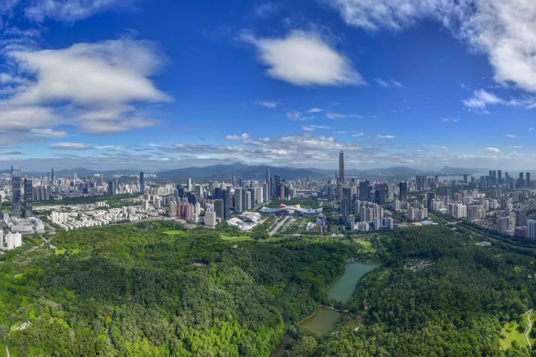 瞰深圳莲花山和深圳市民中心，周围高楼林立，草木葱茏。