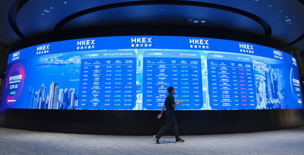 这是5月20日拍摄香港交易所电子显示屏。新华社记者 陈铎 摄