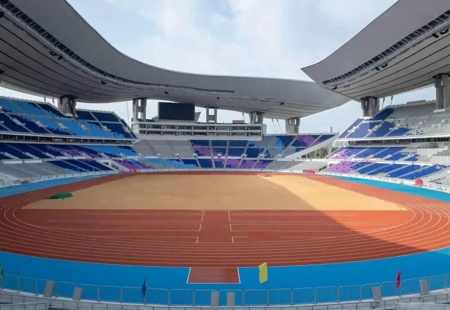 岭南气候常被调侃“长夏无冬”，设计团队对此为奥体中心“量身定制”了一份“清凉秘籍”：浅色外饰面就像是为场馆穿上了浅色的“防晒衣”，搭配外走道遮阳，大大减少了进入室内的热量。再顺应主导风向增加通风开口，让自然风自由穿梭降温，给观众带来清凉的感觉。