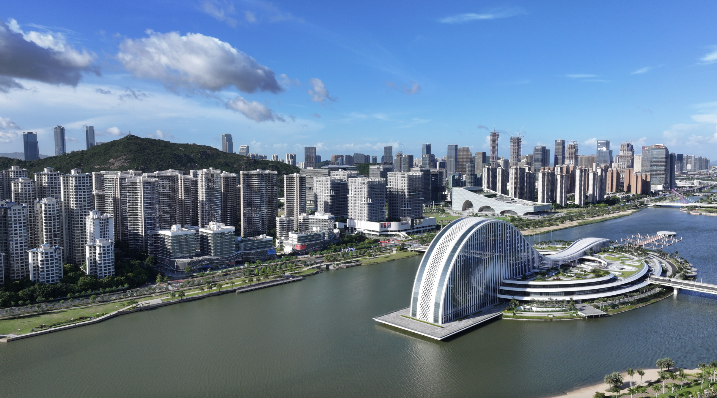 静卧于河面上的“横琴之心”天沐琴台，正着力打造未来城市景观视觉中心。